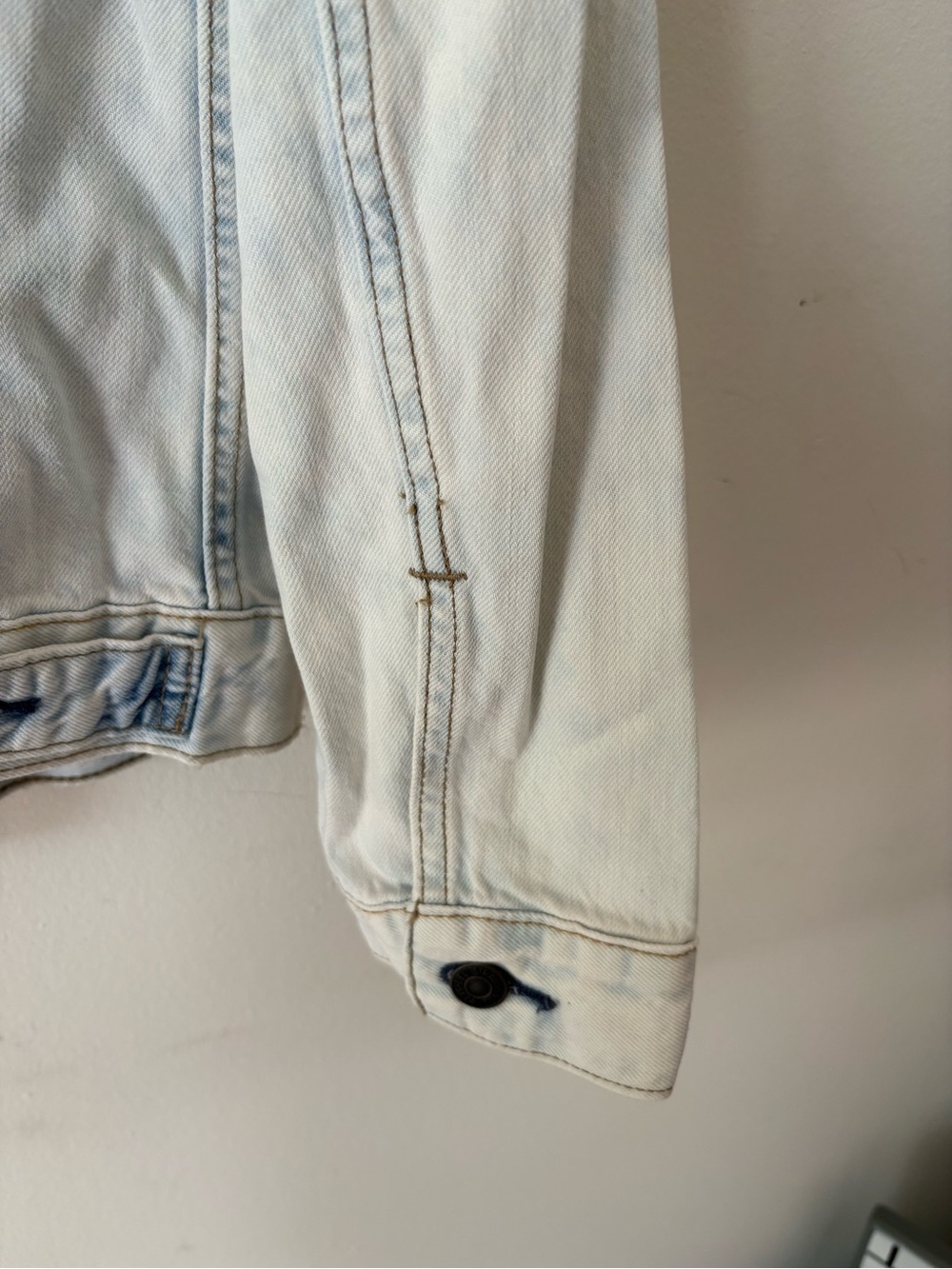 Levi's Light Blue Denim Jacket with Tan Leather Patch - Picture 10 of 12